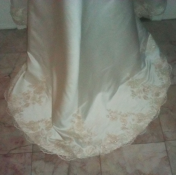 Wedding dress - Picture 6 of 10